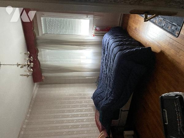 Maison individuelle avec garage, jardin et jardinet.