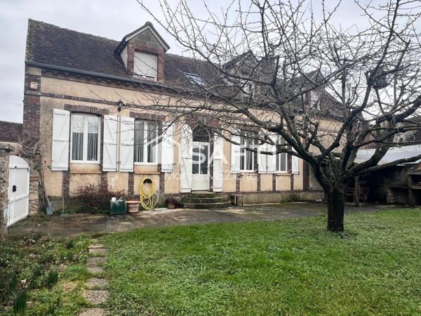 Très belles rénovations sur ce corps de ferme! Grandes dépendances pour artisans également.......