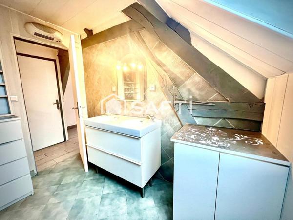 Très belles rénovations sur ce corps de ferme! Grandes dépendances pour artisans également.......