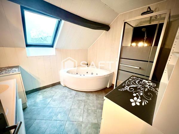 Très belles rénovations sur ce corps de ferme! Grandes dépendances pour artisans également.......