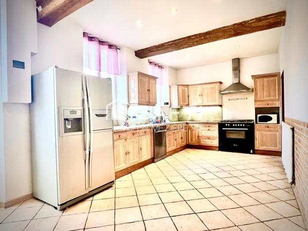 Très belles rénovations sur ce corps de ferme! Grandes dépendances pour artisans également.......