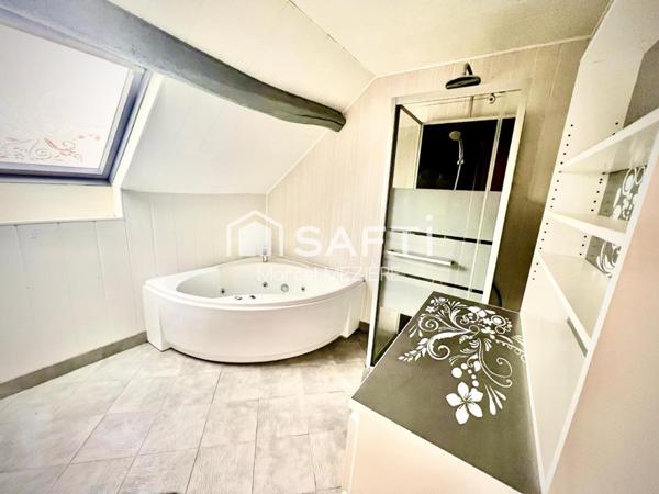 Très belles rénovations sur ce corps de ferme! Grandes dépendances pour artisans également.......