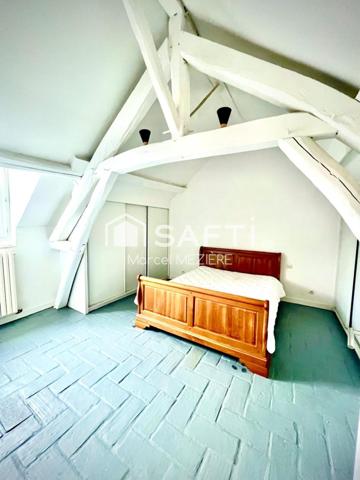 Très belles rénovations sur ce corps de ferme! Grandes dépendances pour artisans également.......