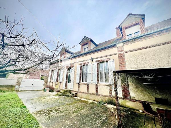 Très belles rénovations sur ce corps de ferme! Grandes dépendances pour artisans également.......