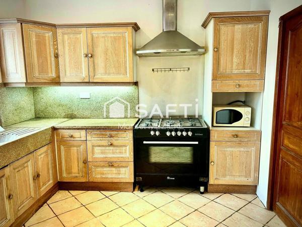 Très belles rénovations sur ce corps de ferme! Grandes dépendances pour artisans également.......