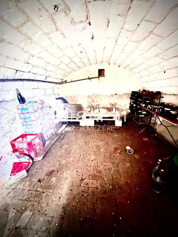 Très belles rénovations sur ce corps de ferme! Grandes dépendances pour artisans également.......