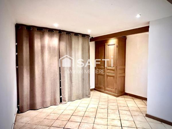 Très belles rénovations sur ce corps de ferme! Grandes dépendances pour artisans également.......