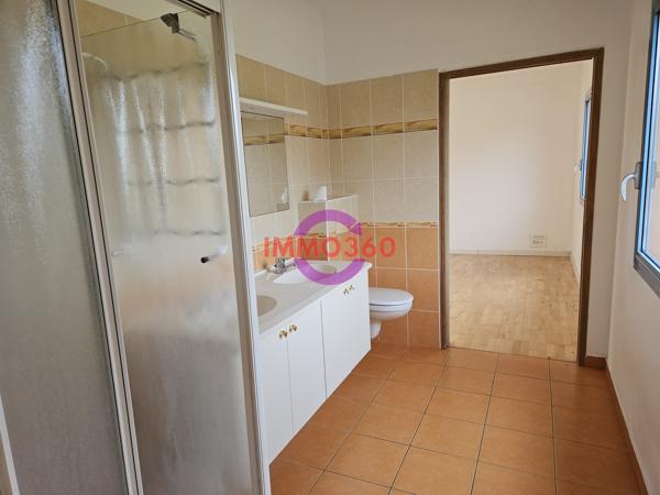 Immense appartement à louer 950 € par mois à Areines