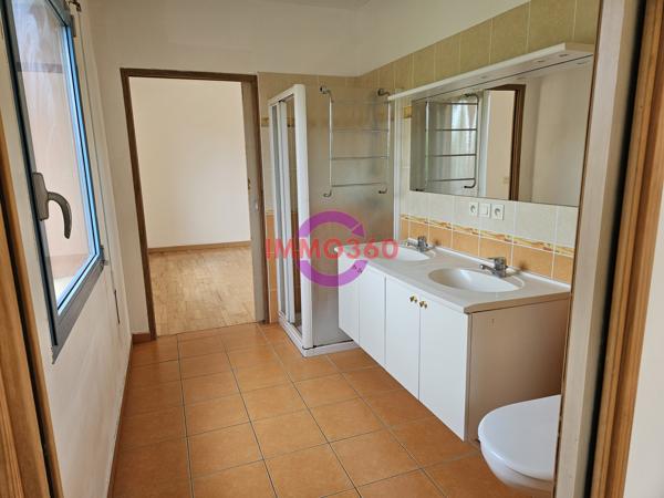 Immense appartement à louer 950 € par mois à Areines