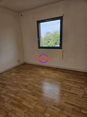 Immense appartement à louer 950 € par mois à Areines