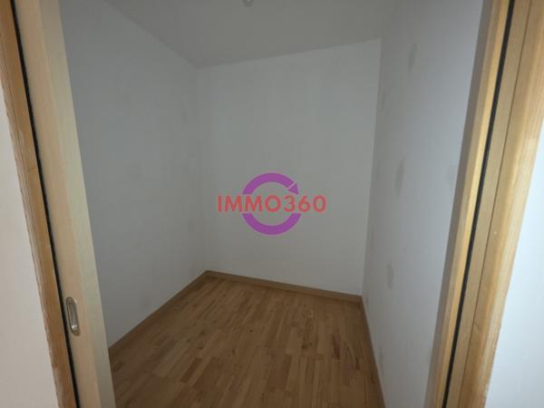 Immense appartement à louer 950 € par mois à Areines