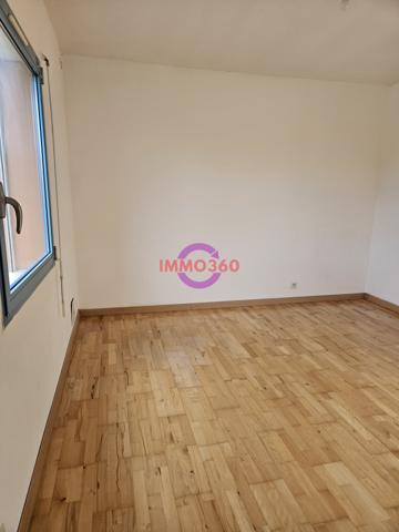 Immense appartement à louer 950 € par mois à Areines