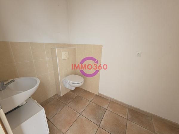 Immense appartement à louer 950 € par mois à Areines
