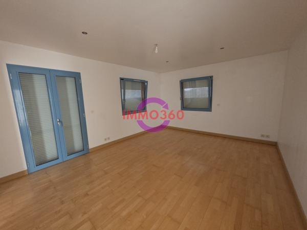 Immense appartement à louer 950 € par mois à Areines