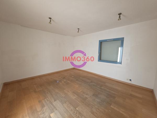 Immense appartement à louer 950 € par mois à Areines