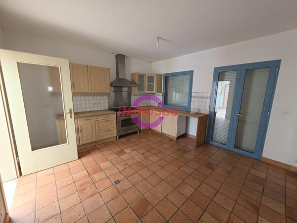 Immense appartement à louer 950 € par mois à Areines