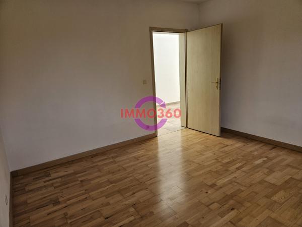 Immense appartement à louer 950 € par mois à Areines