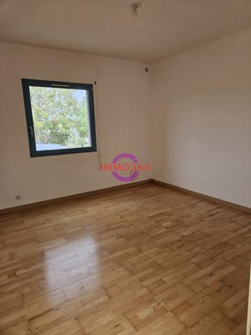 Immense appartement à louer 950 € par mois à Areines