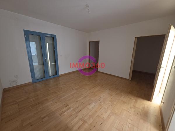 Immense appartement à louer 950 € par mois à Areines