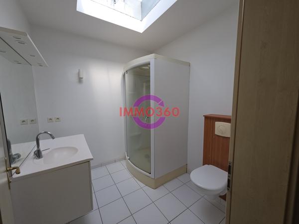 Immense appartement à louer 950 € par mois à Areines