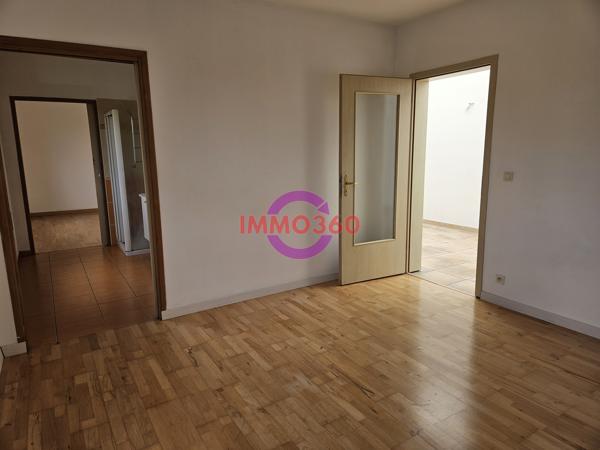 Immense appartement à louer 950 € par mois à Areines