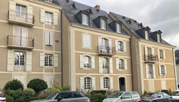 A vendre au coeur de la doutre, appartement type 5, triple exposition, cuisine indépendante aménagée équipée, cave et place de parking en sous-sol.Décoration et rafraîchissement à prévoir.