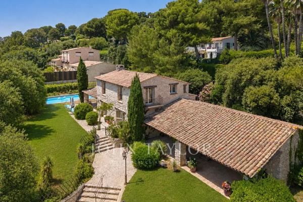 Villa d'architecte en pierres, hauteurs résidentielles recherchées