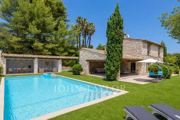 Villa d'architecte en pierres, hauteurs résidentielles recherchées