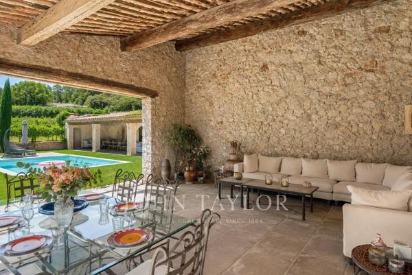Villa d'architecte en pierres, hauteurs résidentielles recherchées
