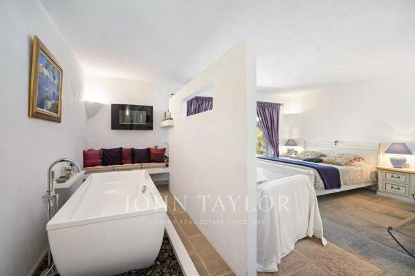 Villa d'architecte en pierres, hauteurs résidentielles recherchées