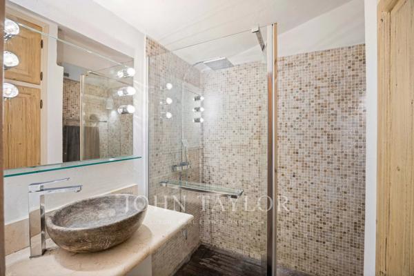 Villa d'architecte en pierres, hauteurs résidentielles recherchées