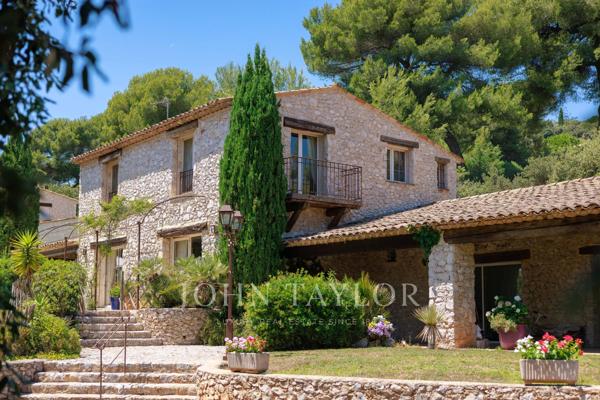 Villa d'architecte en pierres, hauteurs résidentielles recherchées