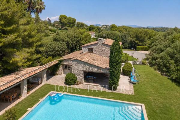 Villa d'architecte en pierres, hauteurs résidentielles recherchées