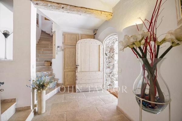 Villa d'architecte en pierres, hauteurs résidentielles recherchées
