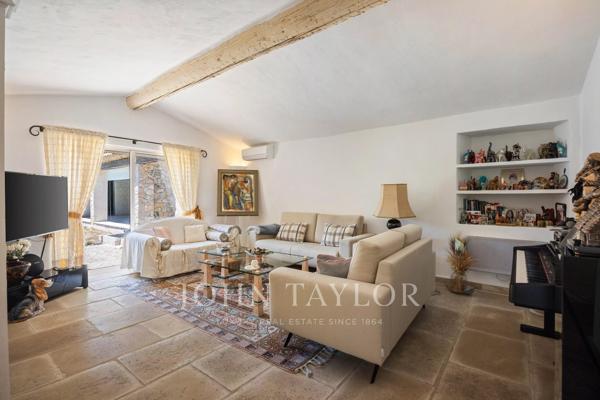 Villa d'architecte en pierres, hauteurs résidentielles recherchées