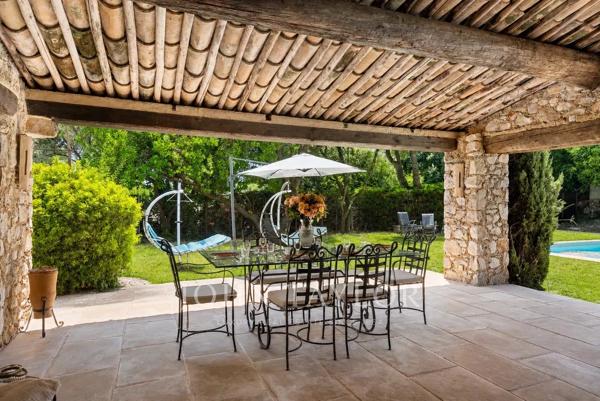 Villa d'architecte en pierres, hauteurs résidentielles recherchées