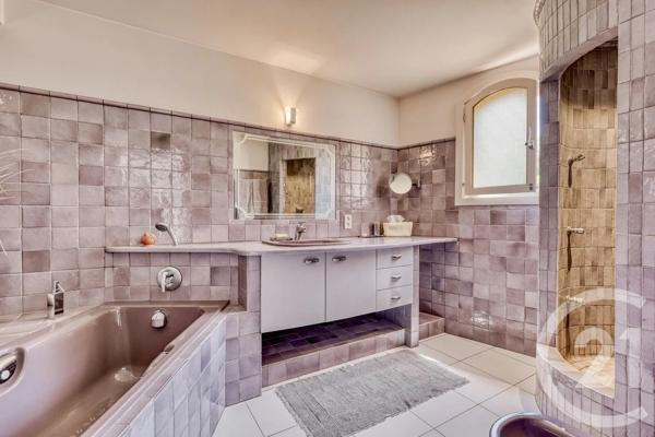 Maison à vendre  6 pièces - 204 m 2   HYERES  - 83