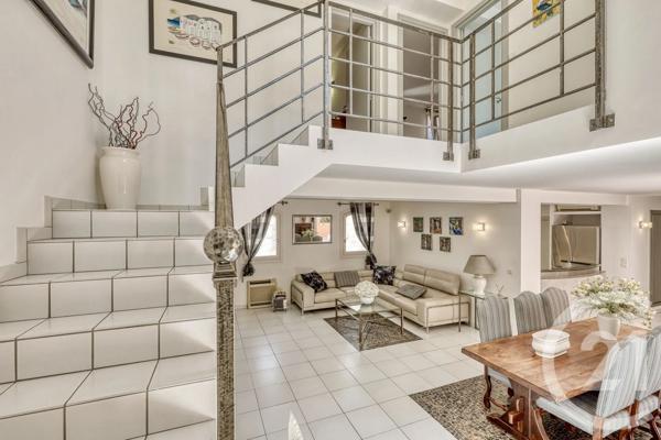 Maison à vendre  6 pièces - 204 m 2   HYERES  - 83