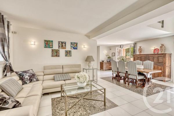 Maison à vendre  6 pièces - 204 m 2   HYERES  - 83
