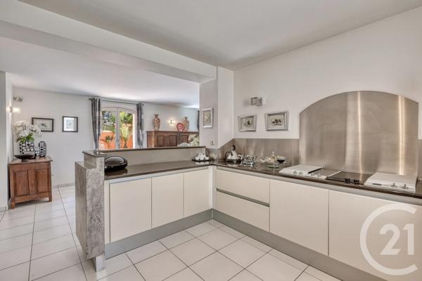 Maison à vendre  6 pièces - 204 m 2   HYERES  - 83