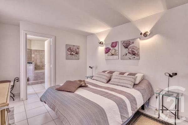 Maison à vendre  6 pièces - 204 m 2   HYERES  - 83