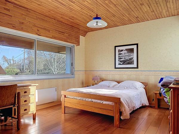 Maison d'architecte, 4 chambres et vie de plain pied, sur sous-sol, Gouezec