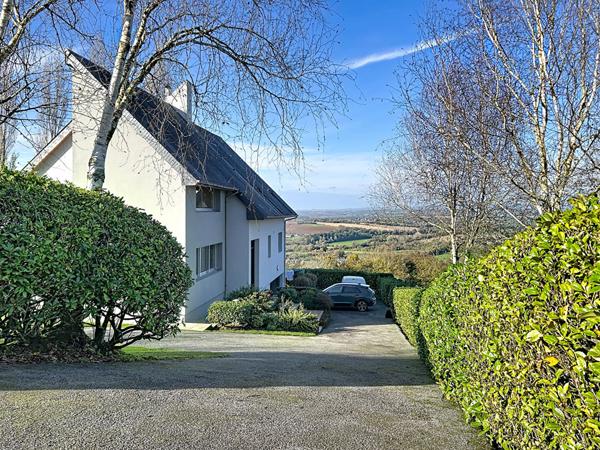 Maison d'architecte, 4 chambres et vie de plain pied, sur sous-sol, Gouezec