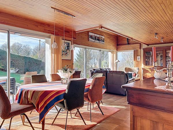 Maison d'architecte, 4 chambres et vie de plain pied, sur sous-sol, Gouezec