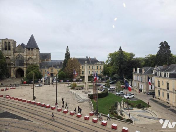 Hyper Centre LE MANS : dans Immeuble  du 19e, 4 chambres, 2e étage, 195 m²