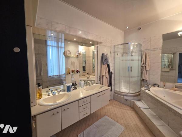 Hyper Centre LE MANS : dans Immeuble  du 19e, 4 chambres, 2e étage, 195 m²