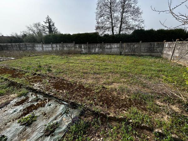 Terrain constructible de 565 m² (non viabilisé) – Entièrement clôturé