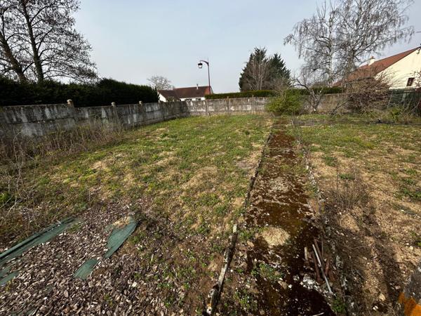 Terrain constructible de 565 m² (non viabilisé) – Entièrement clôturé