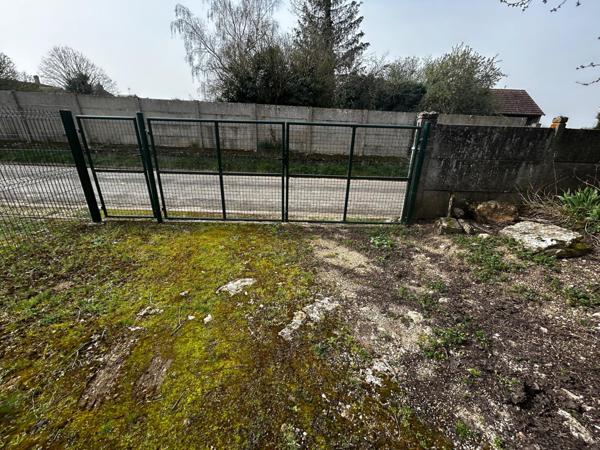 Terrain constructible de 565 m² (non viabilisé) – Entièrement clôturé