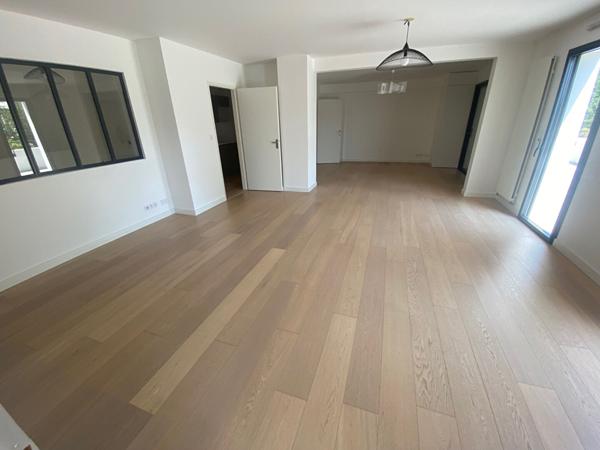 Bien rare de 139 m² dans résidence de standing ,usage professionnel ou résidentiel possible avec une terrasse de 62 m² 2 box fermés
